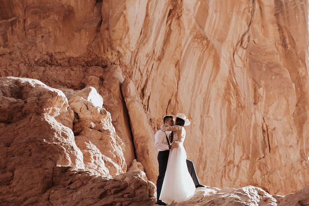 Charlotte Wedding Photography | Couple kissing on the rocks